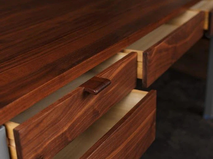 BAM DESK - ShackletonThomas