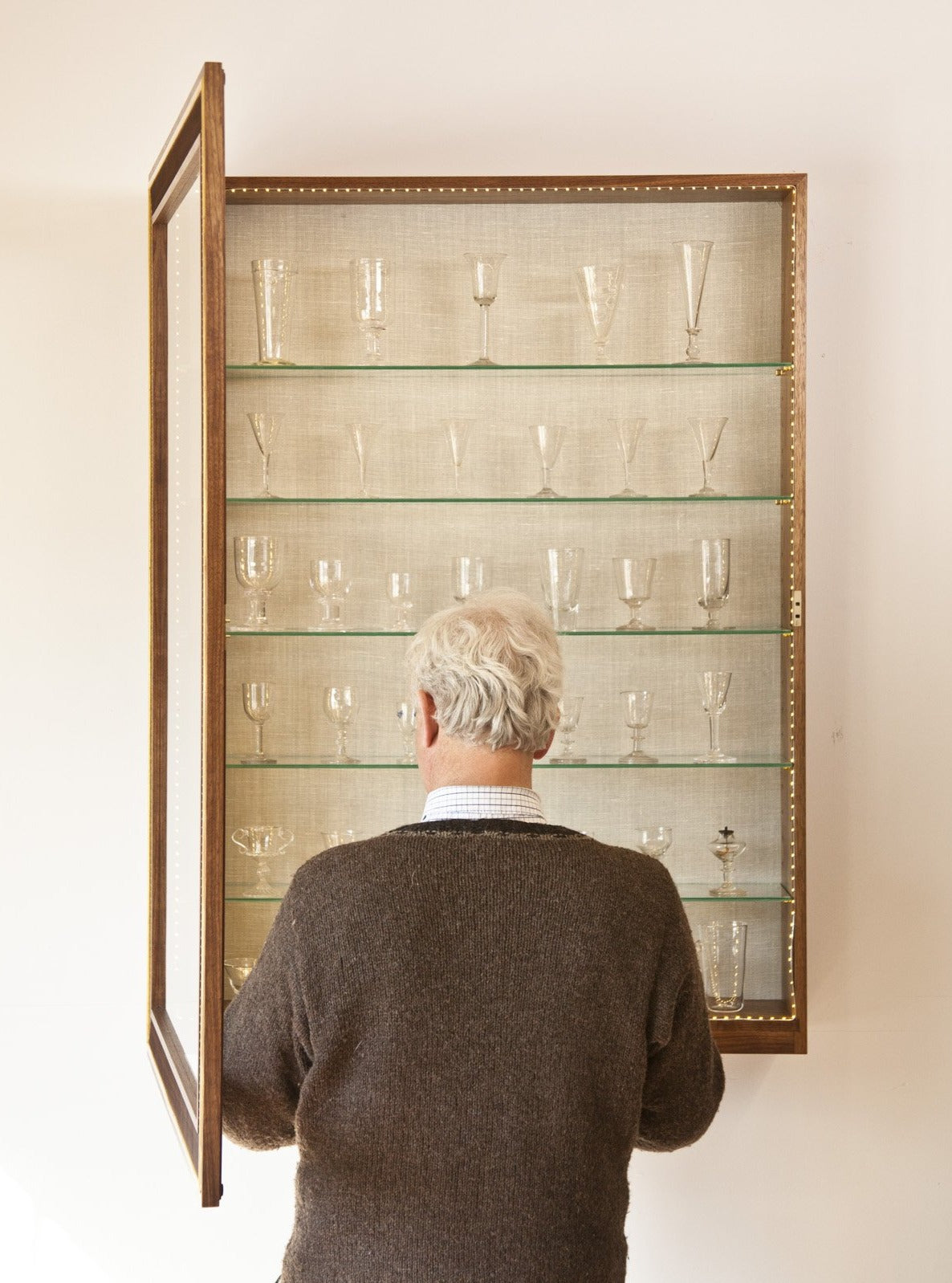 COLLECTOR'S CABINET IN WALNUT - ShackletonThomas