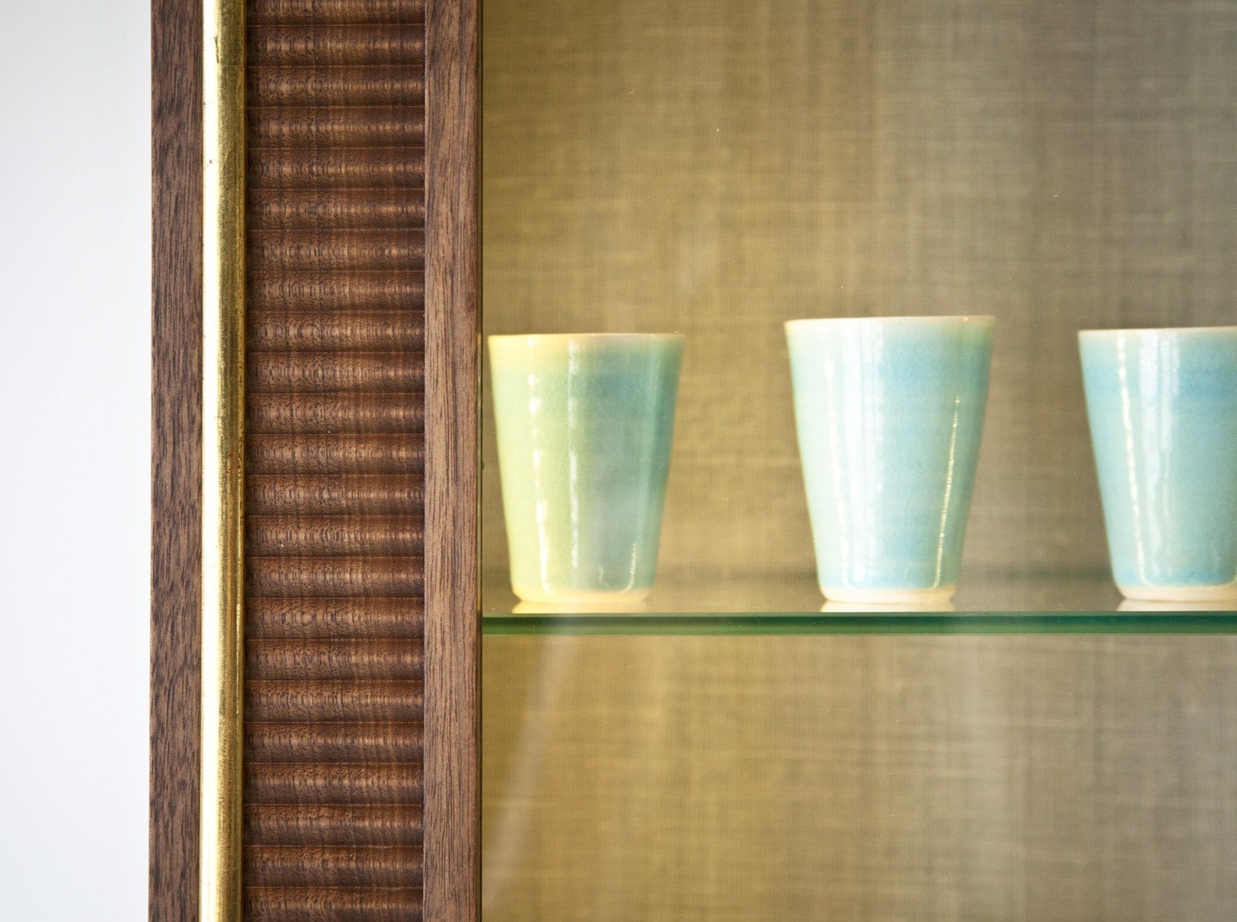 COLLECTOR'S CABINET IN WALNUT - ShackletonThomas