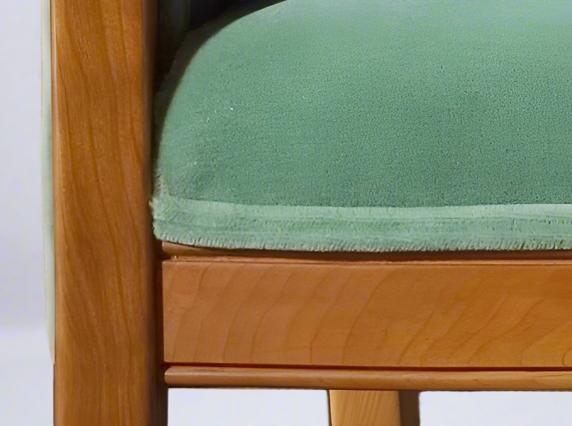 LUCY'S LOVESEAT - ShackletonThomas